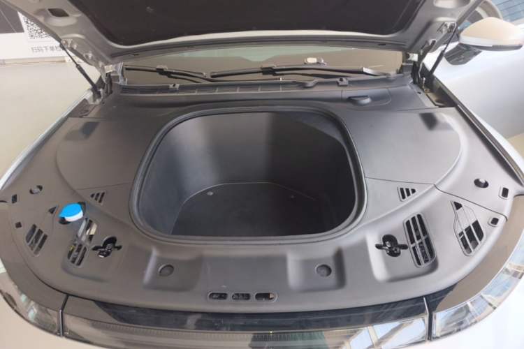Used XPeng P7 2022 480G+ Engine Bay