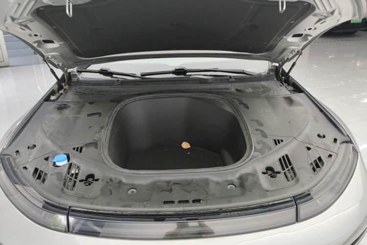 Used XPeng P7 2022 480G+ Engine Bay