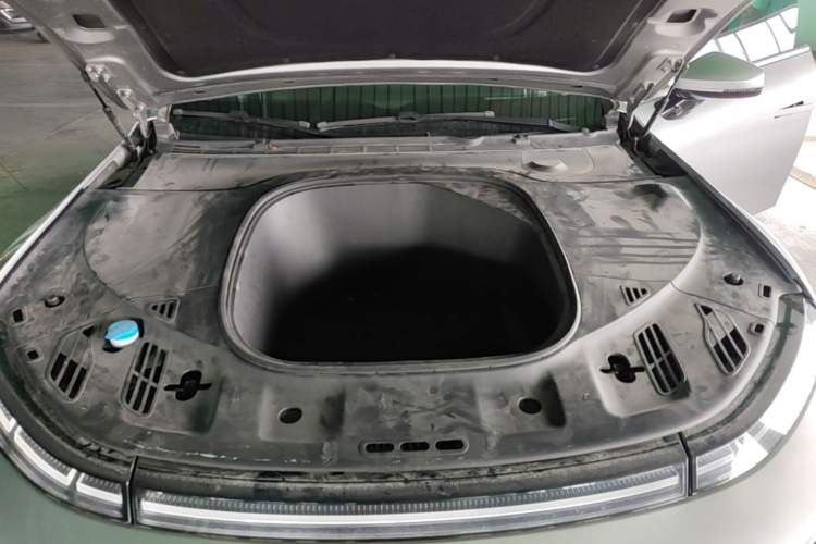 Used XPeng P7 2022 625E Engine Bay