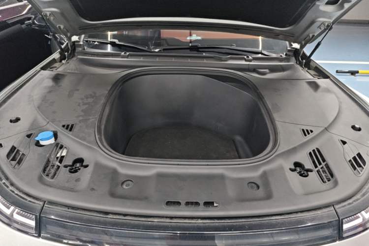 Used XPeng P7 2022 625E Engine Bay