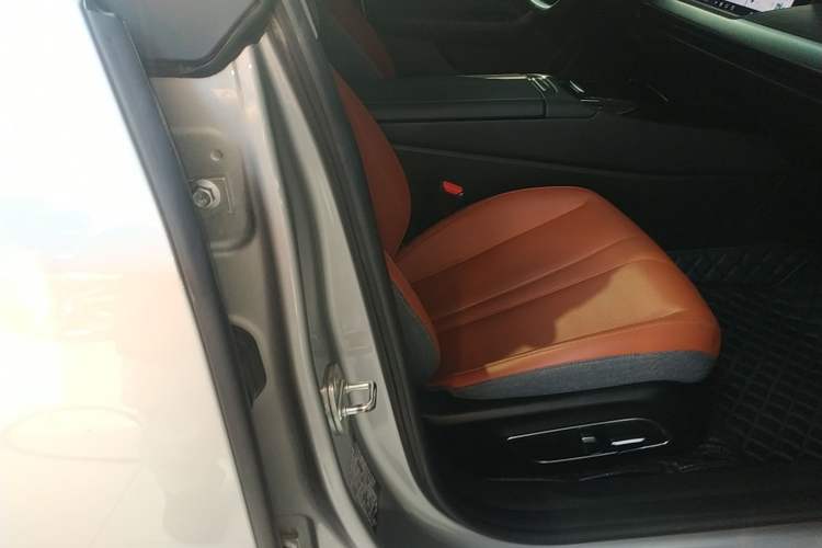 Used XPeng P7 2022 480 Standard Range Smart Drive Edition Right Front Seat