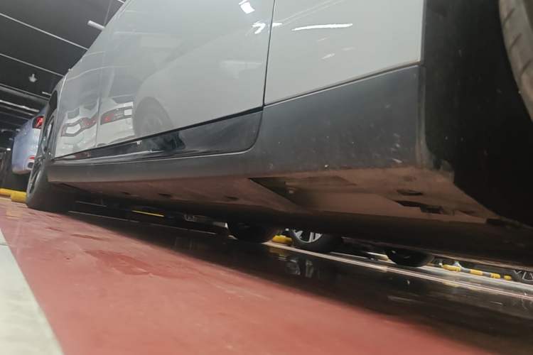 Used XPeng P7 2022 670N+ Right Side Sill