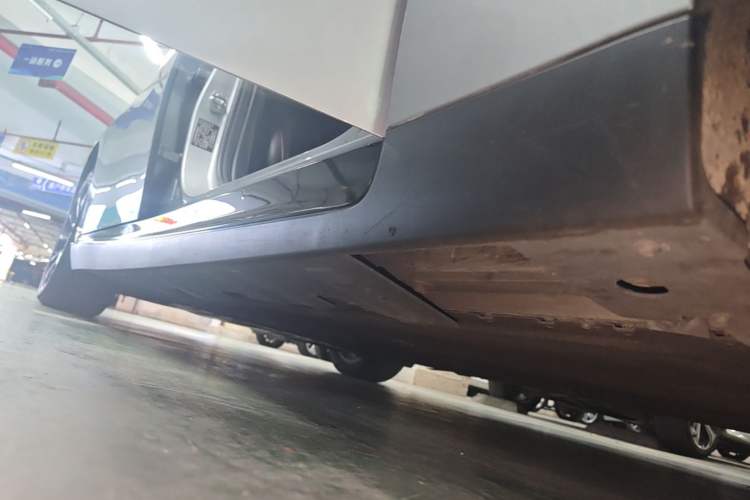 Used XPeng P7 2022 480E Right Side Sill