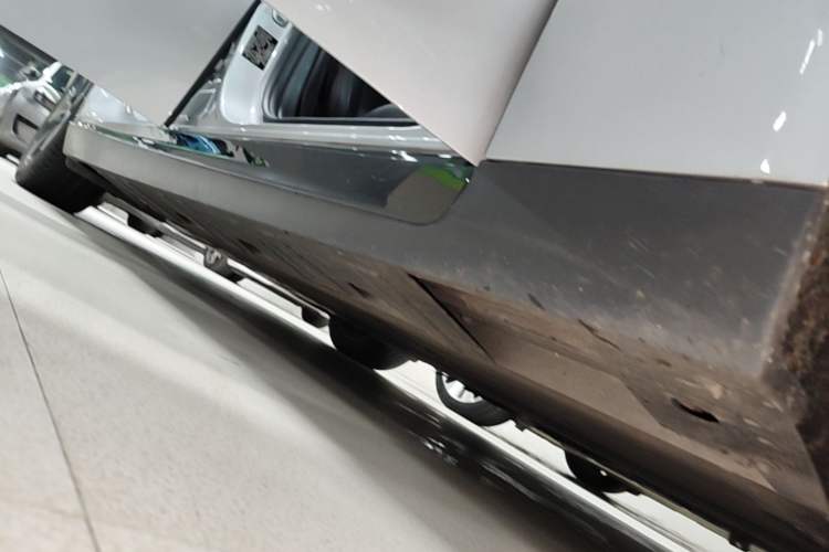 Used XPeng P7 2022 670E+ Right Side Sill