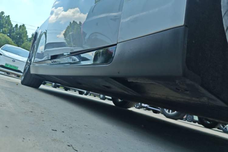 Used XPeng P7 2022 670N+ Right Side Sill