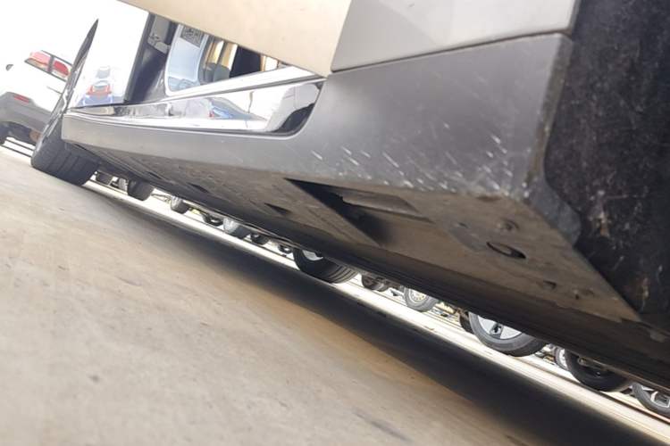 Used XPeng P7 2022 670E+ Right Side Sill
