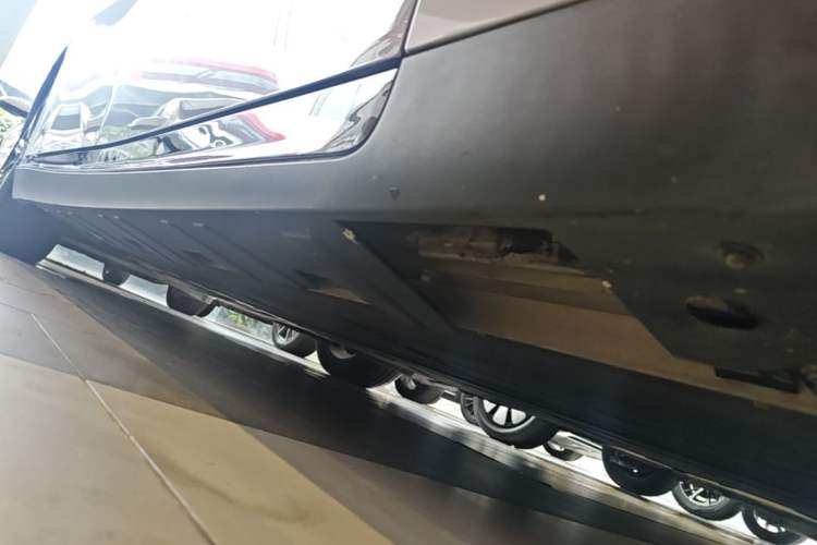 Used XPeng P7 2022 670N+ Right Side Sill