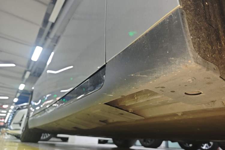 Used XPeng P7 2022 480E Right Side Sill