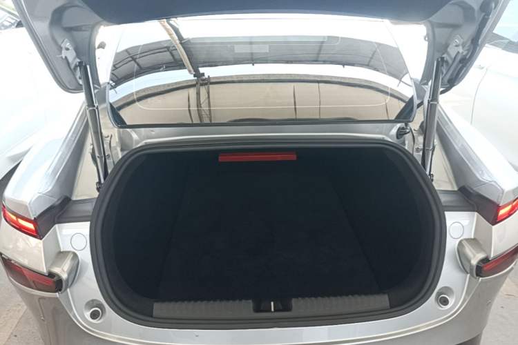 Used XPeng P7 2022 625E Trunk