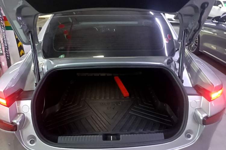 Used XPeng P7 2022 625E Trunk