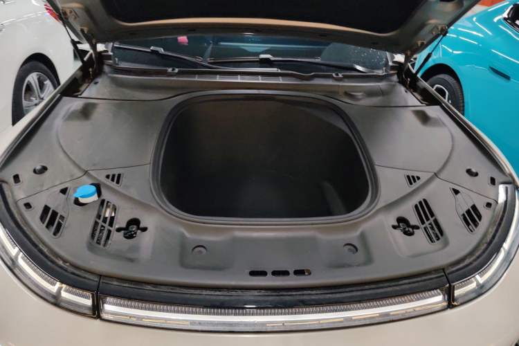 Used XPeng P7 2022 625E Engine Bay