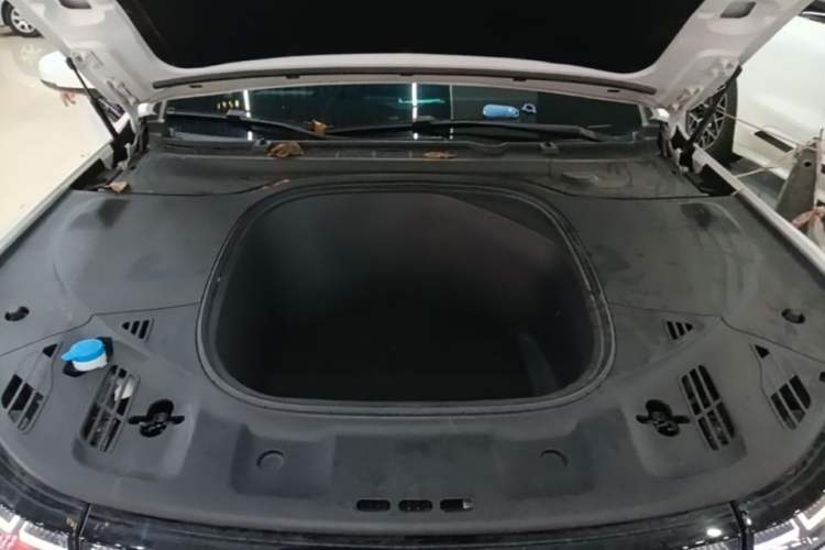 Used XPeng P7 2022 480E+ Engine Bay