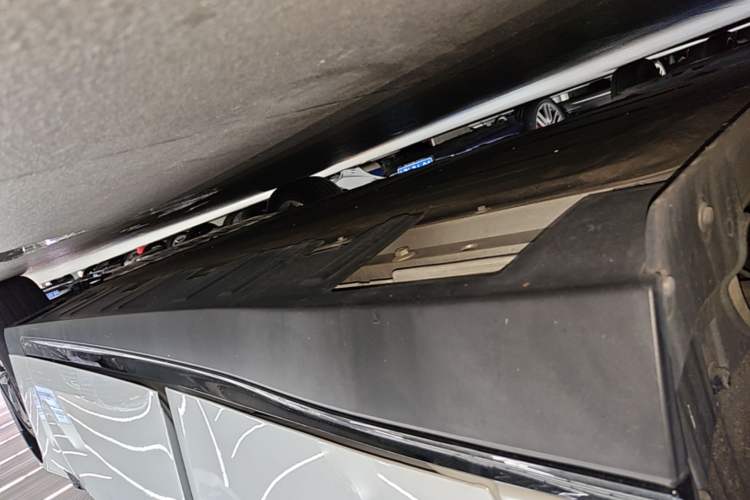 Used XPeng P7 2022 480E+ Right Side Sill