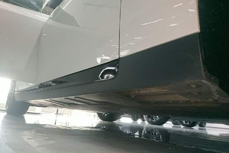 Used XPeng P7 2022 480E+ Right Side Sill