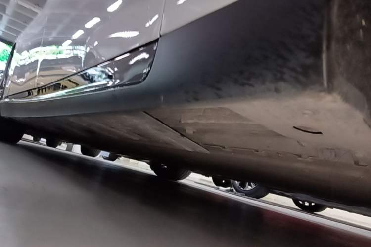Used XPeng P7 2022 480E+ Right Side Sill