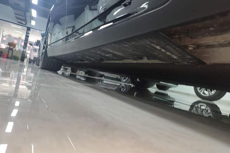 Used XPeng P7 2023 586E Right Side Sill