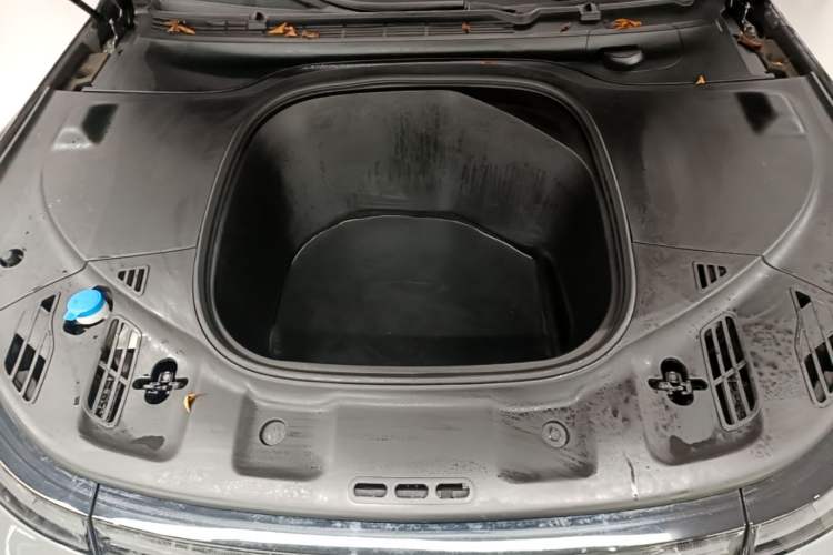 Used XPeng P7 2023 586E Engine Bay