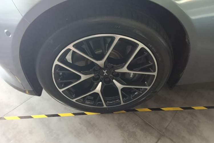 Used XPeng P7 2023 P7i 610 Max Performance Edition Left Front Wheel Hub