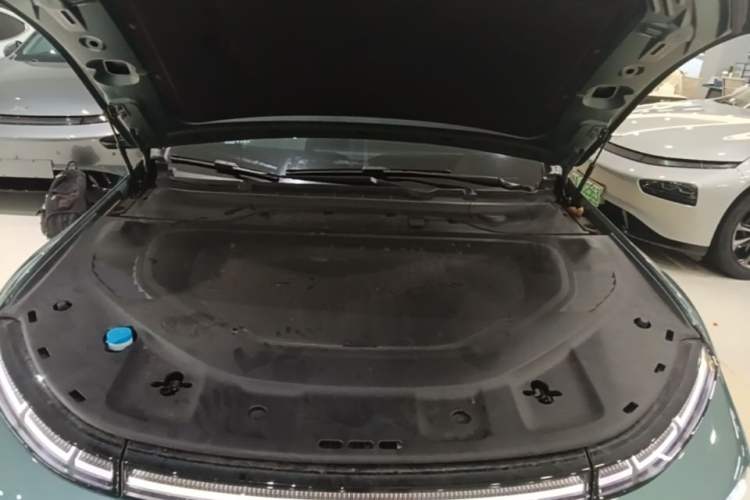 Used XPeng P7 2023 P7i 610 Max Performance Edition Engine Bay