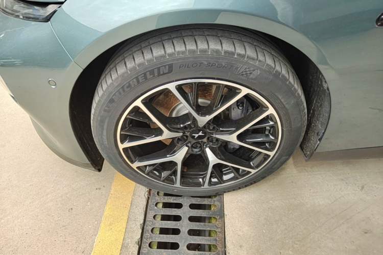 Used XPeng P7 2023 P7i 610 Pengyi Performance Edition Left Front Wheel Hub