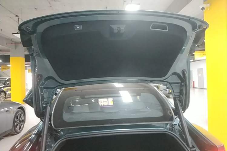 Used XPeng P7 2023 P7i 610 Pengyi Performance Edition Trunk