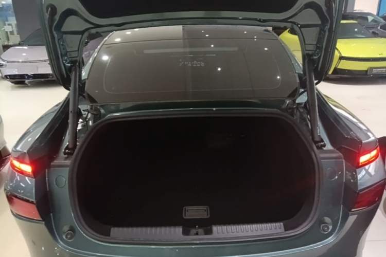 Used XPeng P7 2023 P7i 610 Max Performance Edition Trunk