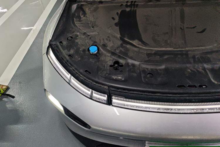 Used XPeng P7 2023 P7i 610 Max Performance Edition Engine Bay Right