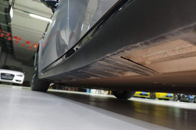 Used XPeng P7 2023 P7i 610 Max Performance Edition Left Side Sill