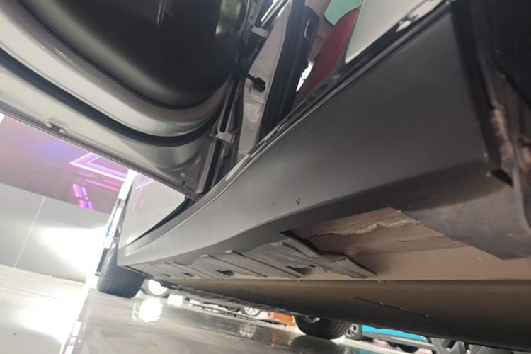 Used XPeng P7 2023 P7i 610 Max Performance Edition Left Side Sill