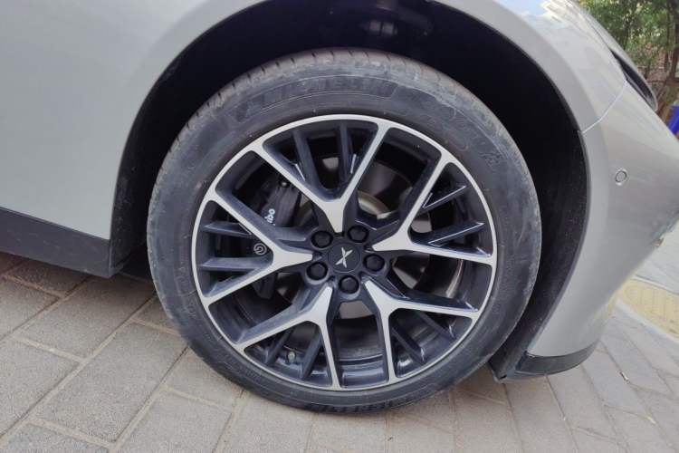 Used XPeng P7 2023 P7i 610 Max Performance Edition Right Front Wheel Hub