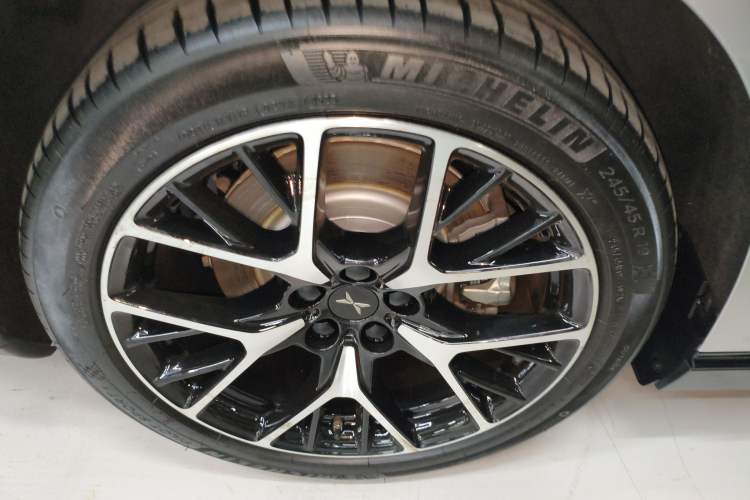 Used XPeng P7 2023 P7i 610 Max Performance Edition Right Rear Wheel Hub