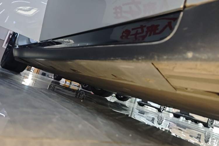 Used XPeng P7 2023 480E Right Side Sill