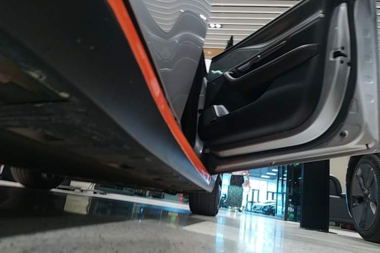 Used XPeng P7 2023 P7i 702 Pro Right Side Sill