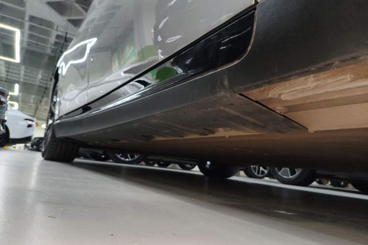 Used XPeng P7 2023 P7i 610 Max Performance Edition Right Side Sill