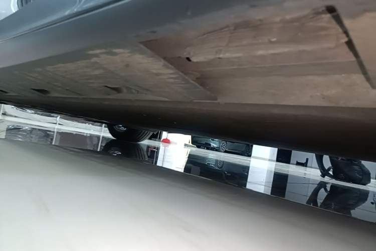 Used XPeng P7 2023 586E Right Side Sill