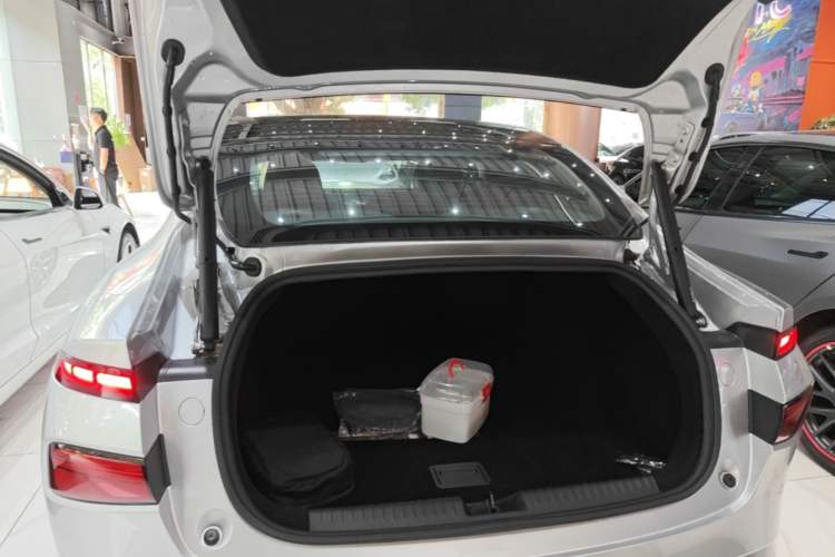 Used XPeng P7 2023 P7i 610 Max Performance Edition Trunk