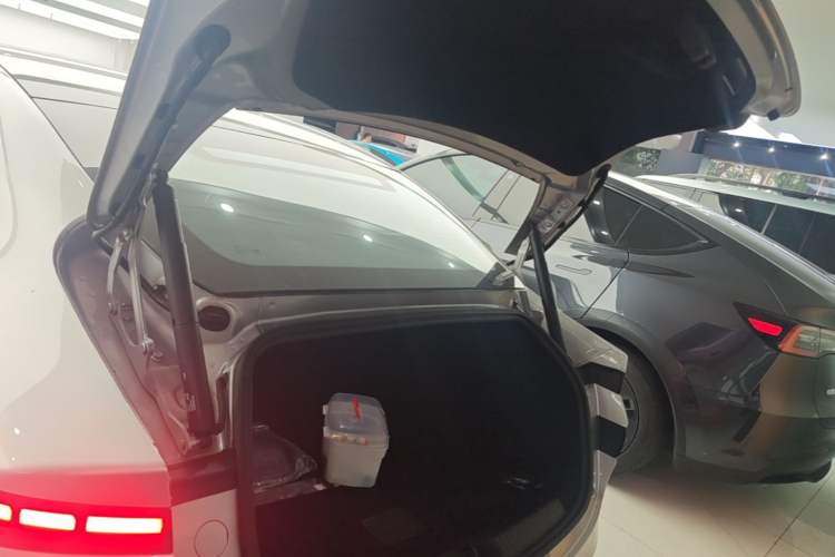 Used XPeng P7 2023 P7i 610 Max Performance Edition Trunk