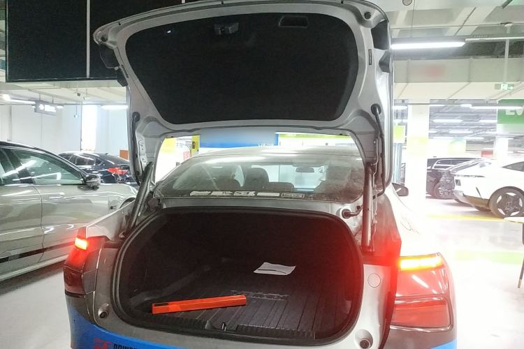 Used XPeng P7 2023 P7i 610 Max Performance Edition Trunk