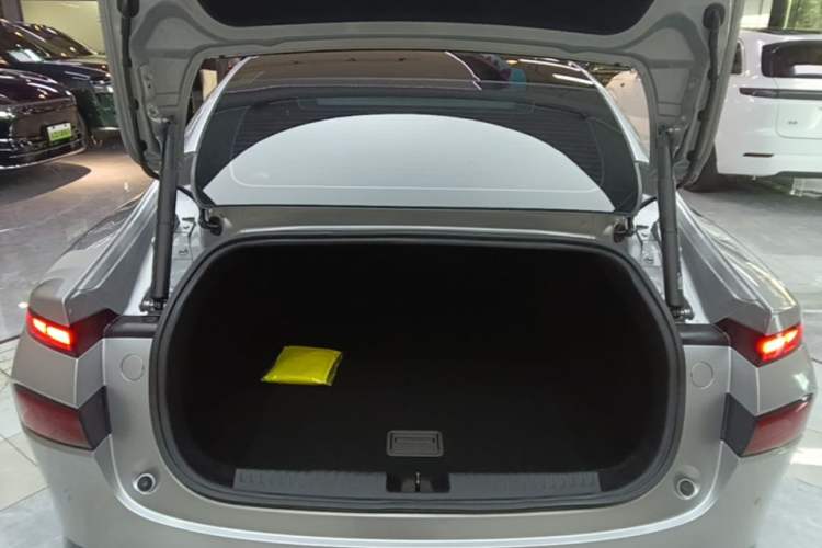 Used XPeng P7 2024 P7i 550 Pro Trunk