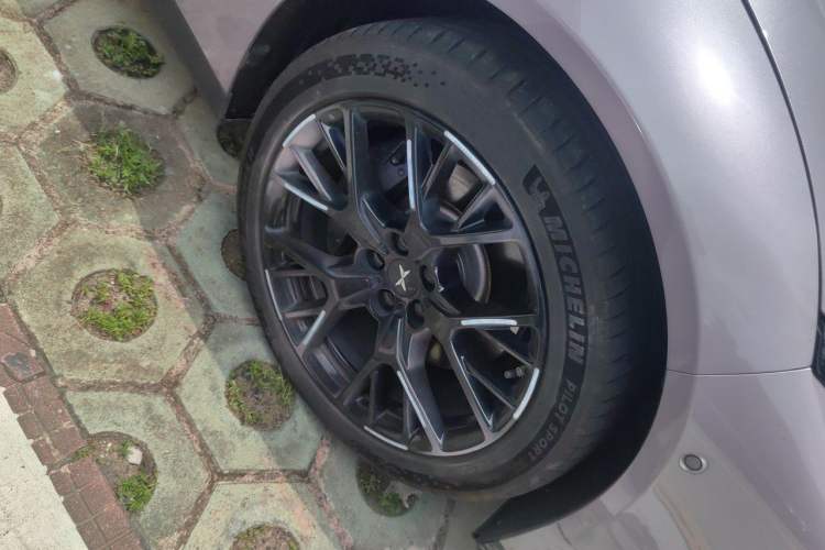 Used XPeng P7 2024 P7i 702 Max Pengyi Edition Right Front Wheel Hub