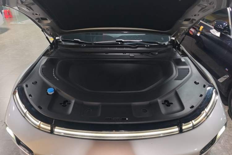 Used XPeng P7 2024 P7i 550 Pro Engine Bay