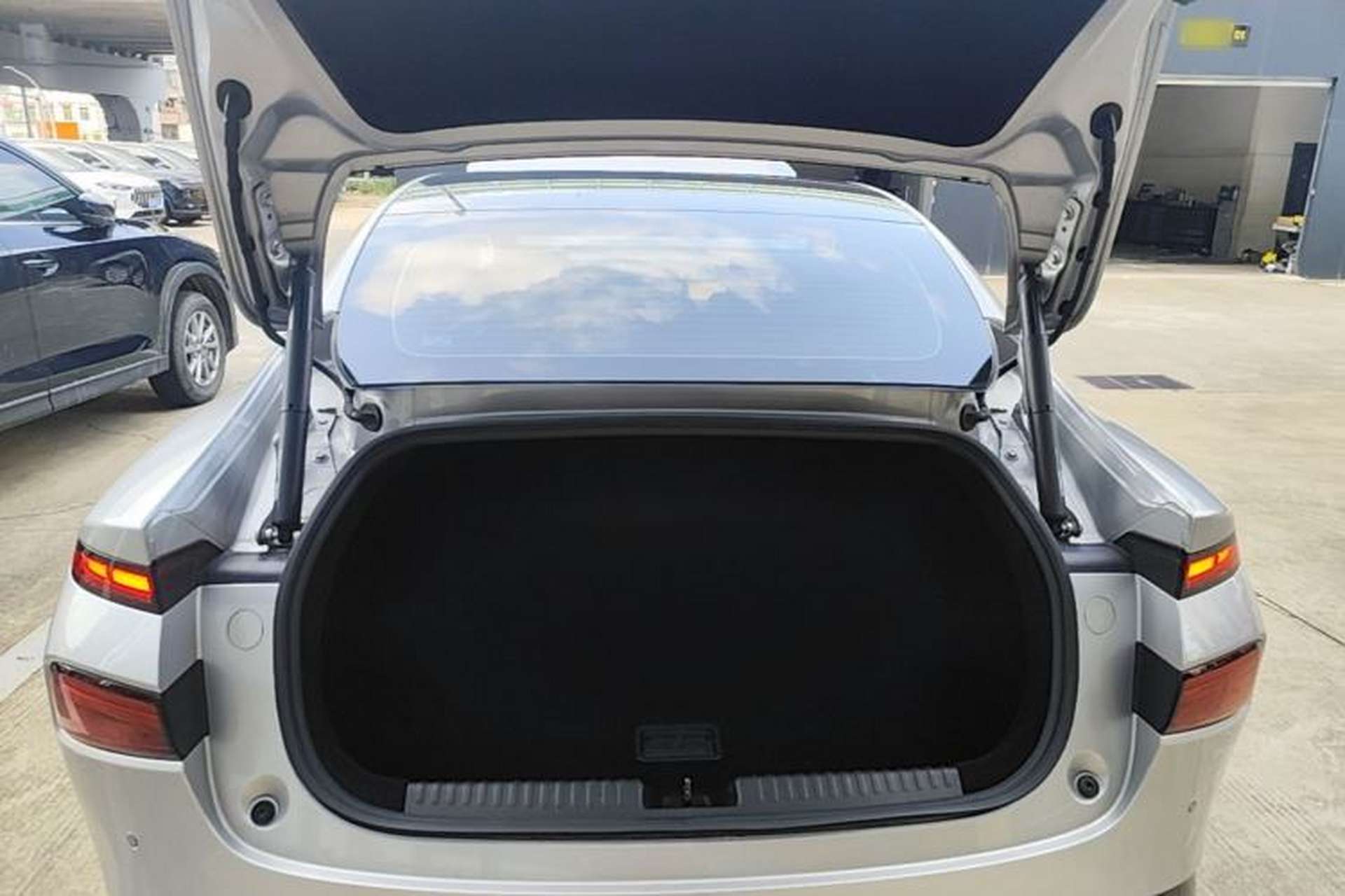 Used XPeng P7 2024 P7i 550 Pro Trunk