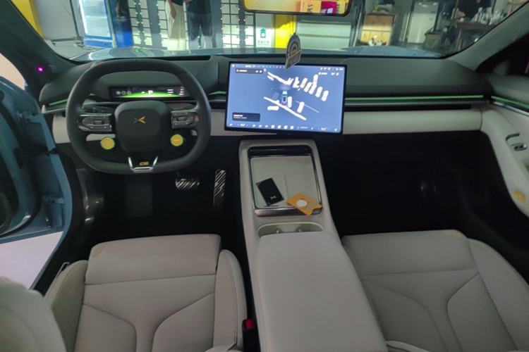 Used XPeng P7 2025 Model—750 All-Wheel-Drive High-Performance Ultra Center Console