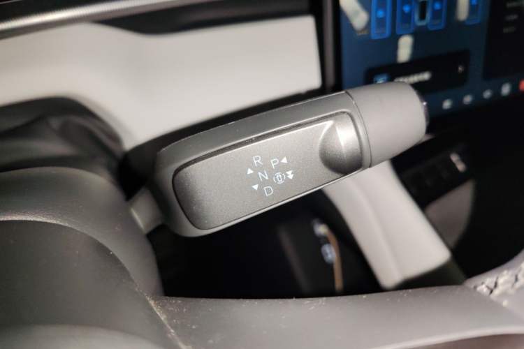 Used XPeng P7 2025 Model—702 Long Range Ultra Gear Lever