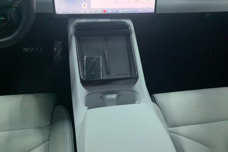 Used XPeng P7 2025 Model—702 Long Range Ultra Gear Lever