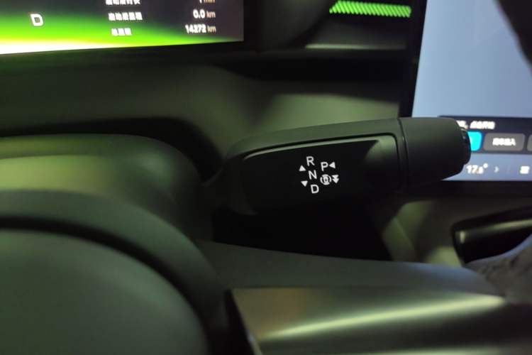 Used XPeng P7 2025 Model—750 All-Wheel-Drive High-Performance Ultra Gear Lever