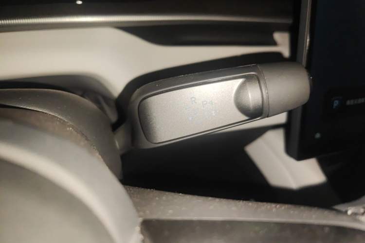 Used XPeng P7 2025 Model—750 All-Wheel-Drive High-Performance Ultra Gear Lever