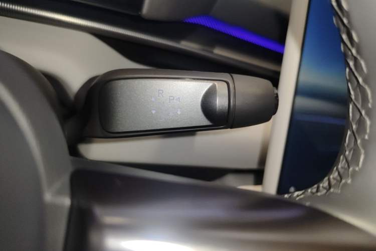 Used XPeng P7 2025 Model—702 Long Range Ultra Gear Lever