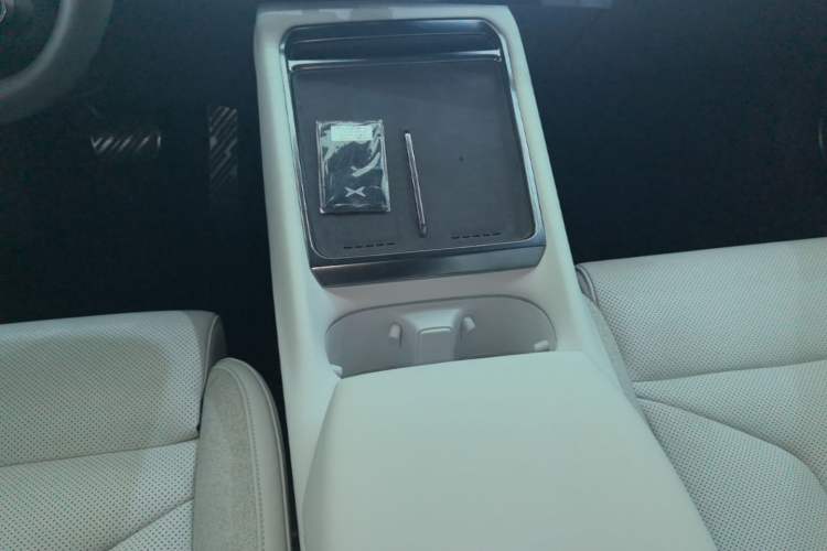 Used XPeng P7 2025 Model—702 Long Range Ultra Gear Lever