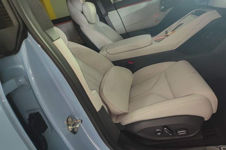 Used XPeng P7 2025 Model—750 All-Wheel-Drive High-Performance Ultra Right Front Seat